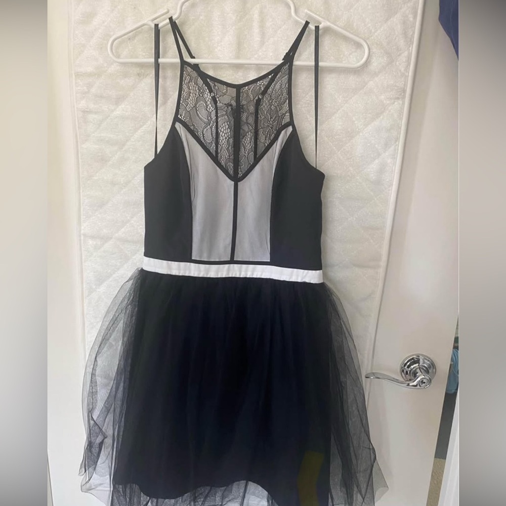 ✨ Luxe BCBG Lace & Tulle Dress  Size 6 - Perfect for Special Occasions! ✨